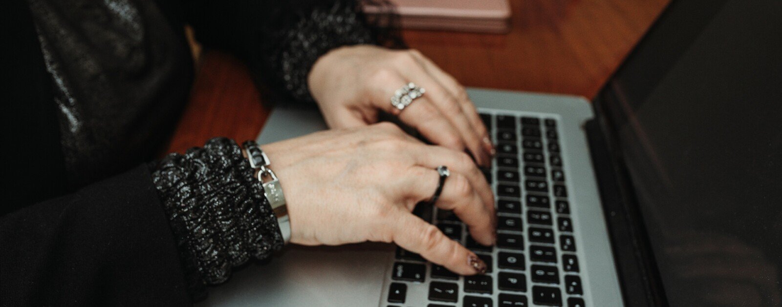 Une personne rédige un e-mail sur un ordinateur portable, illustration de l'aide à la rédaction par l'intelligence artificielle.