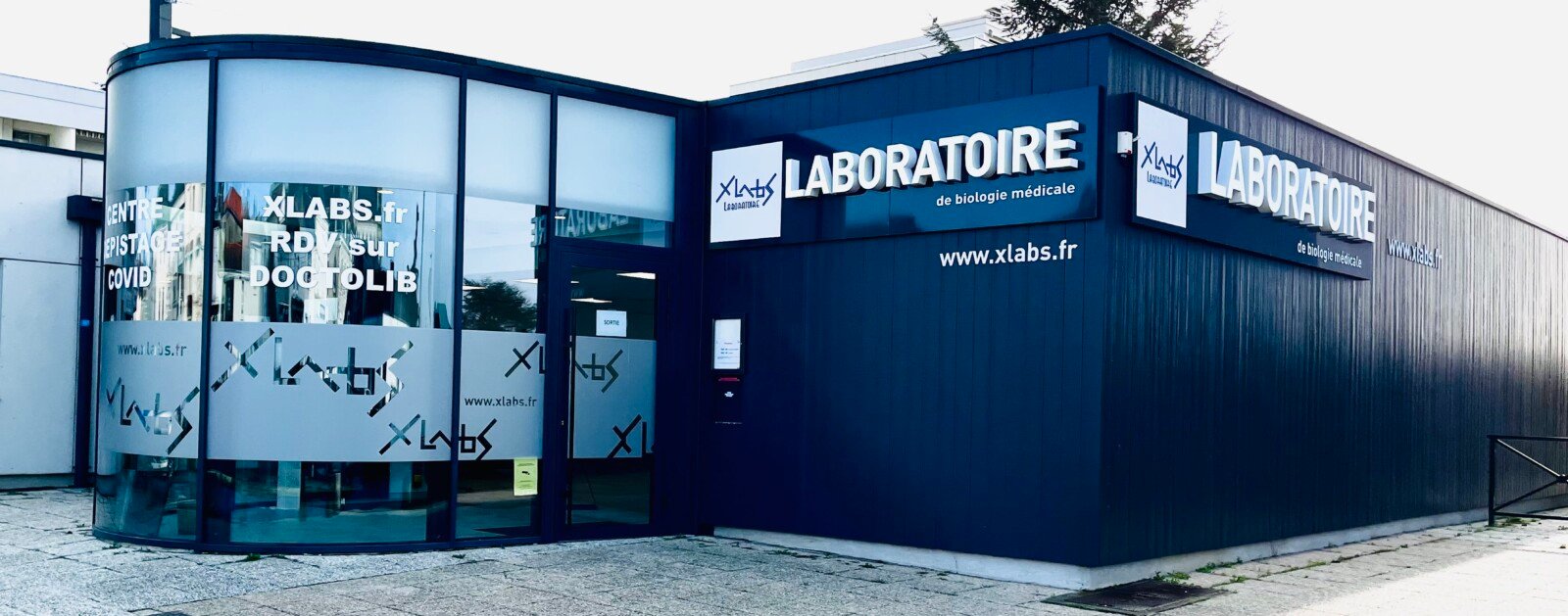 Façade du laboratoire XLABS du centre de Cholet, réseau repris par Eurofins Biologie Médicale