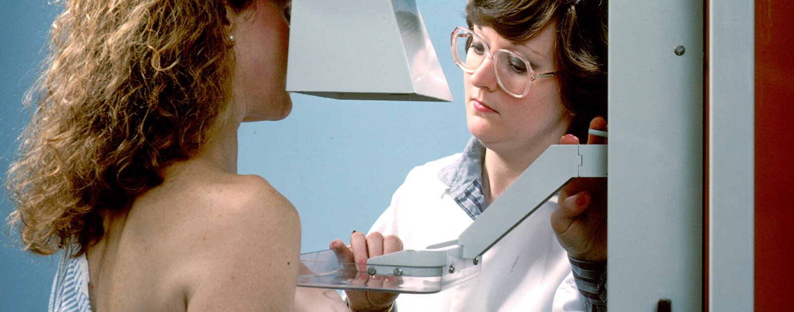 Examen de mammographie réalisé par une professionnelle de santé