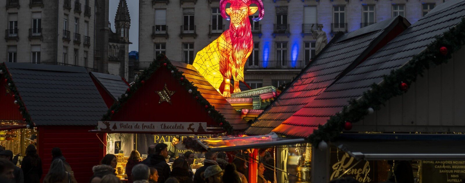 Marché de Noël de Nantes photographié en 2024, stands et illuminations place Royale. Photo d'archive.