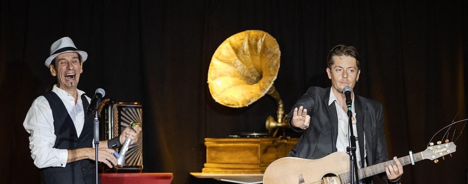 Julien Sigalas et Francis Colaud sur scène dans le spectacle musical Mon Brassens préféré