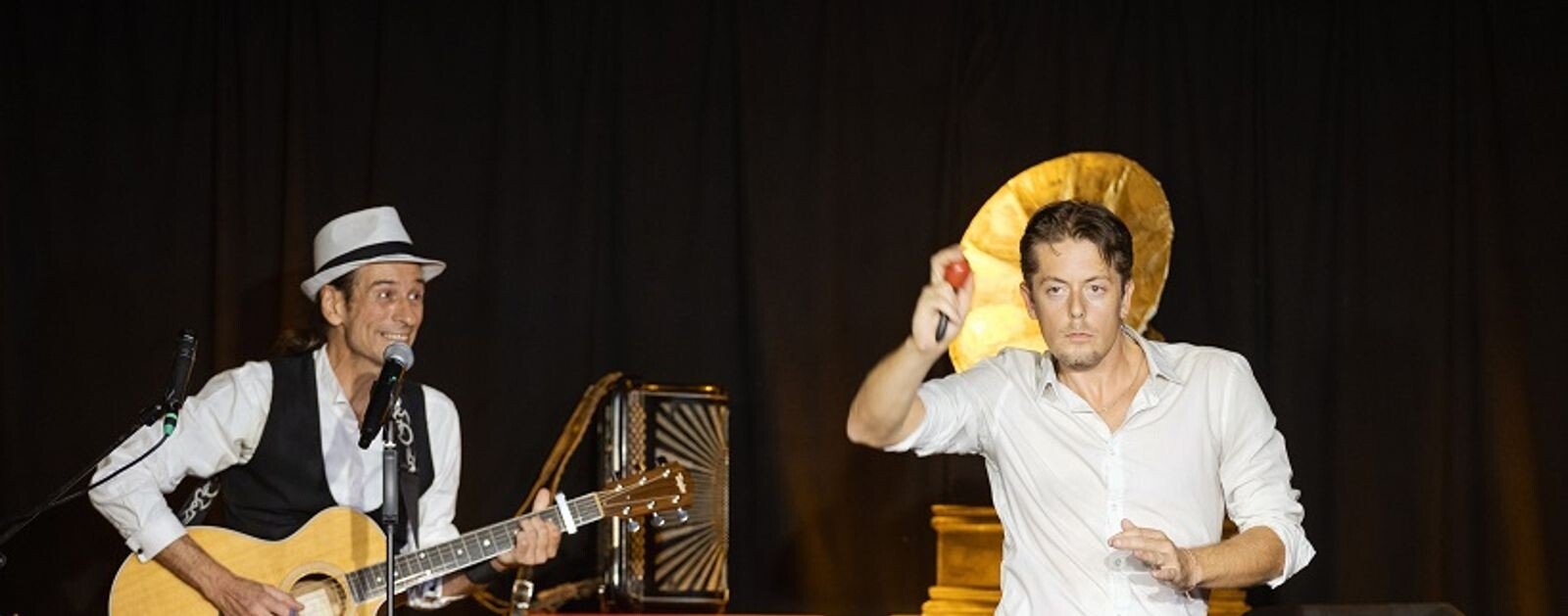 Julien Sigalas et Francis Colaud en représentation dans Mon Cabrel préféré, spectacle musical du Théâtre de Jeanne