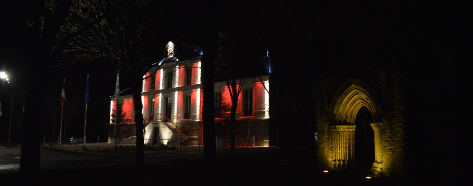 Mairie de Montaigu et portail Saint-Léonard