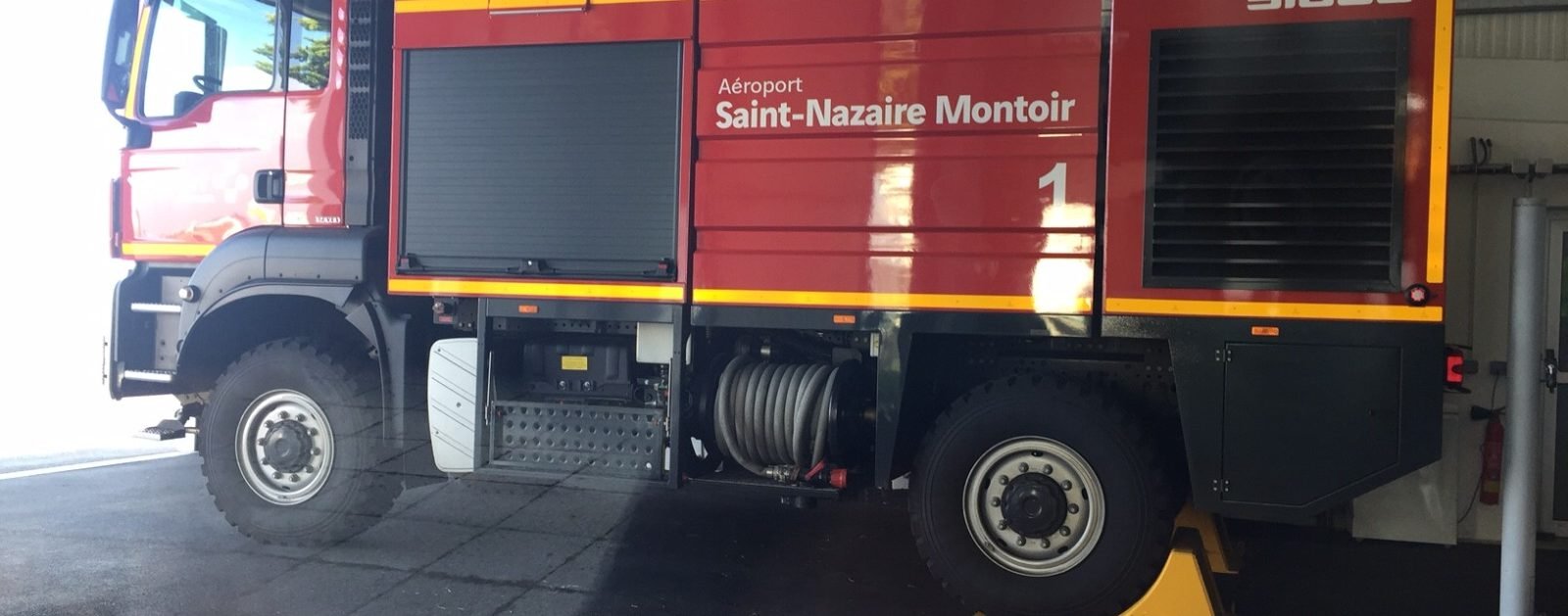 Véhicule de pompiers photographié à l'aéroport de Saint-Nazaire en 2016, illustration sans lien avec l'incendie du 7 octobre