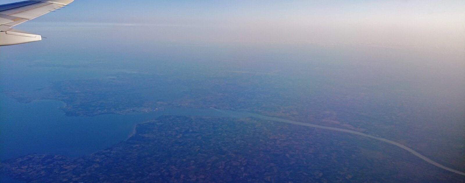 Vue aérienne de l'estuaire de la Loire et de ses sites industriels