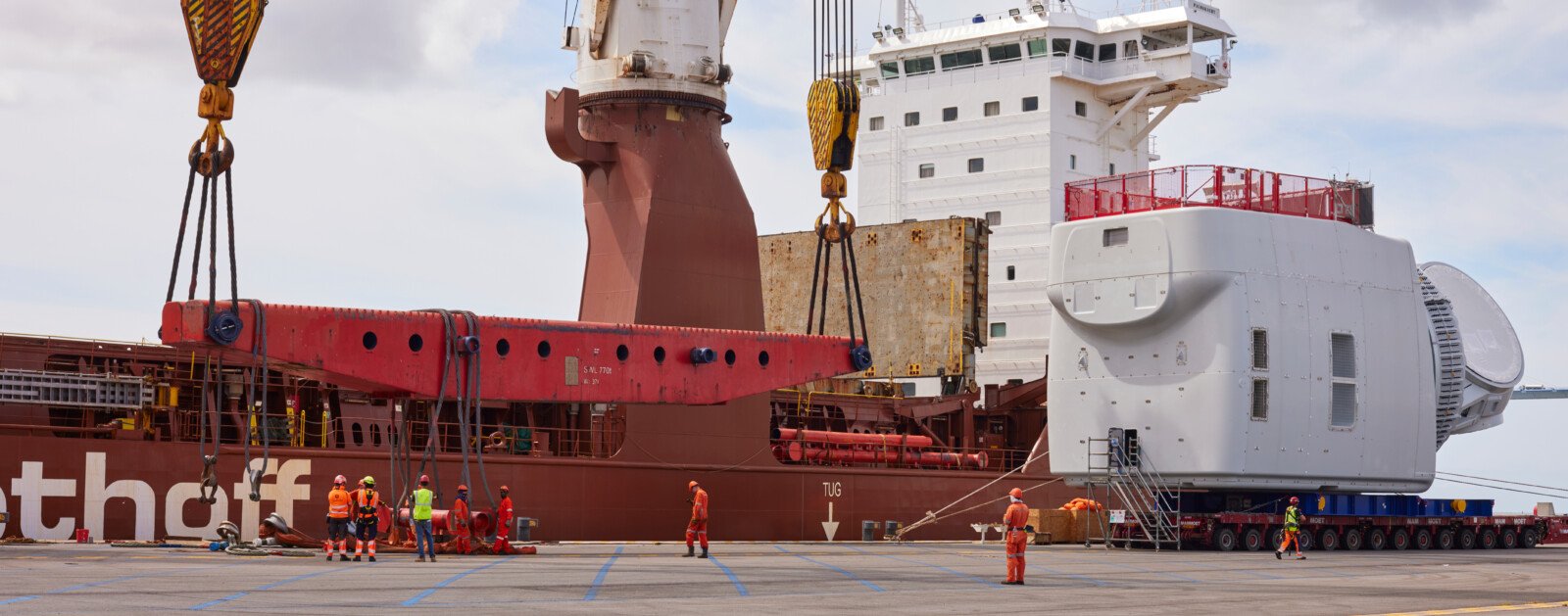 Manutention d’une nacelle Haliade X produite par GE à Montoir-de-Bretagne