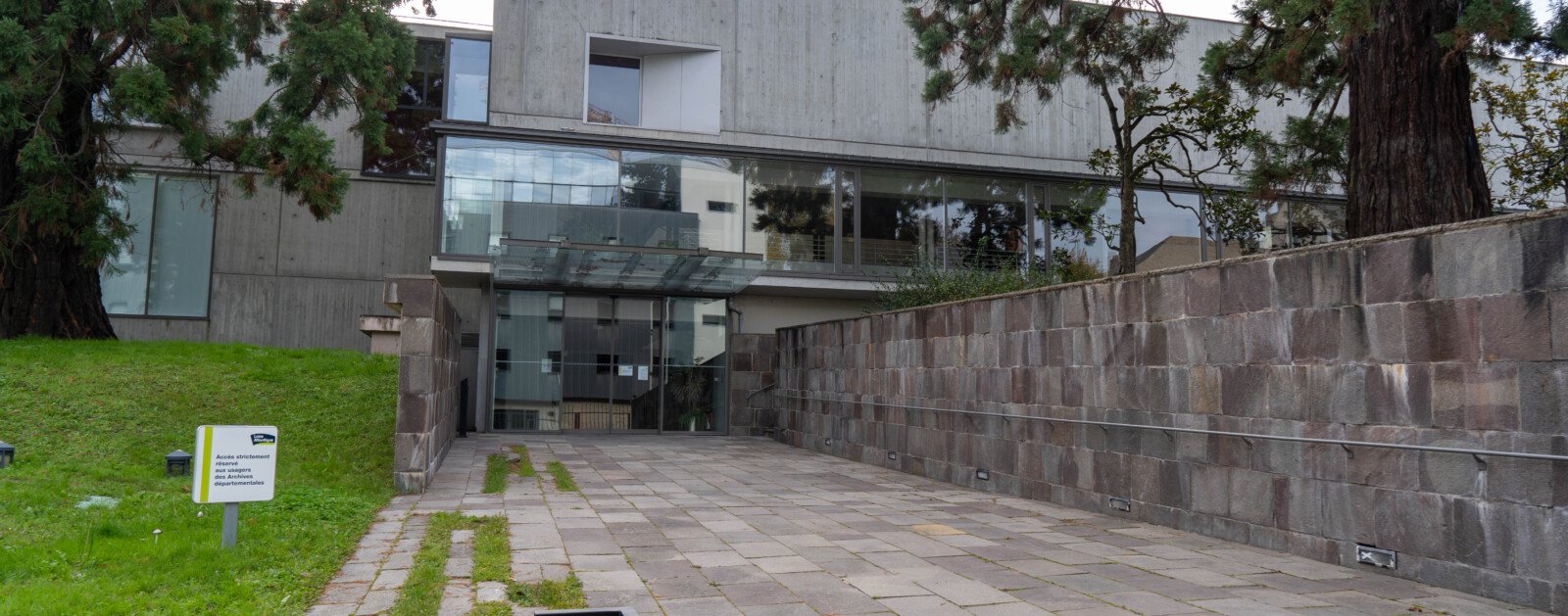 Entrée des Archives départementales de Loire-Atlantique à Nantes