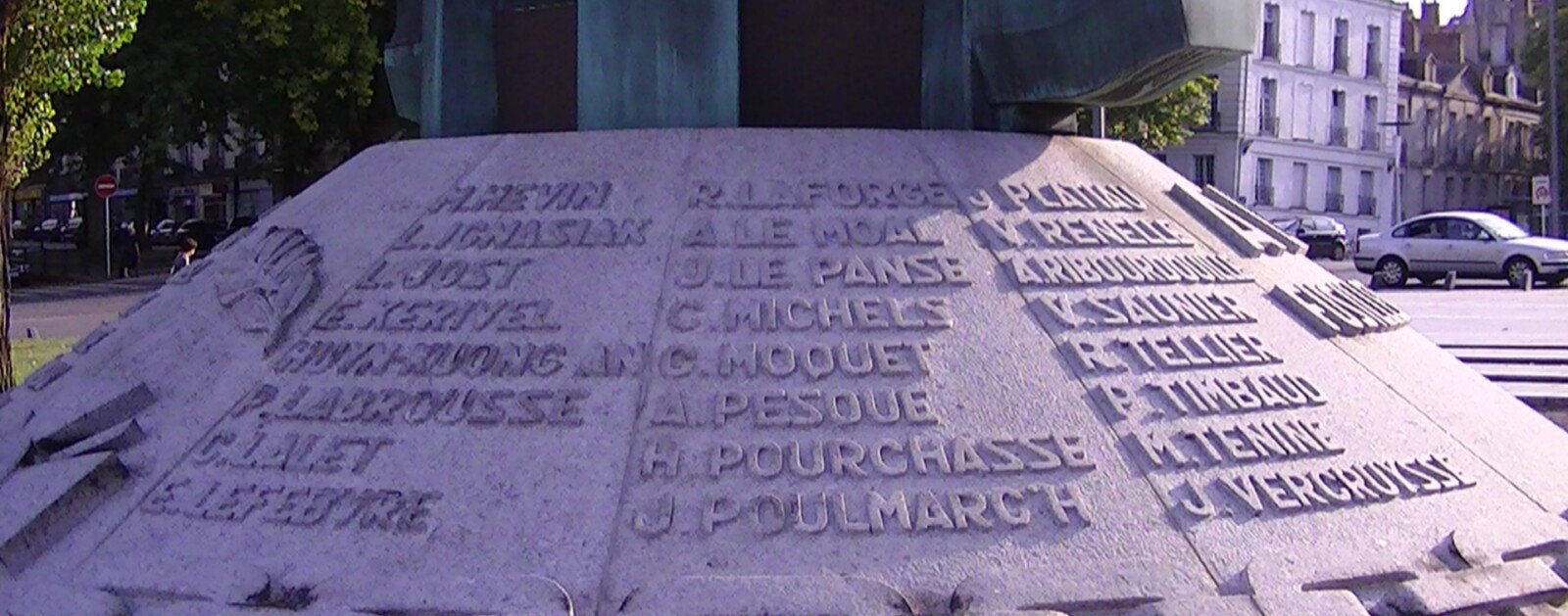 Inscriptions des noms des fusillés au monument des 50 Otages à Nantes