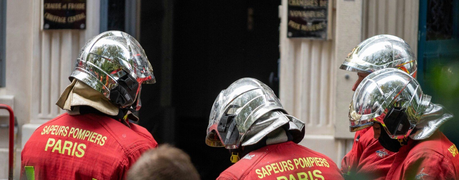 Photo d'illustration d'un pompier devant un bâtiment après une intervention