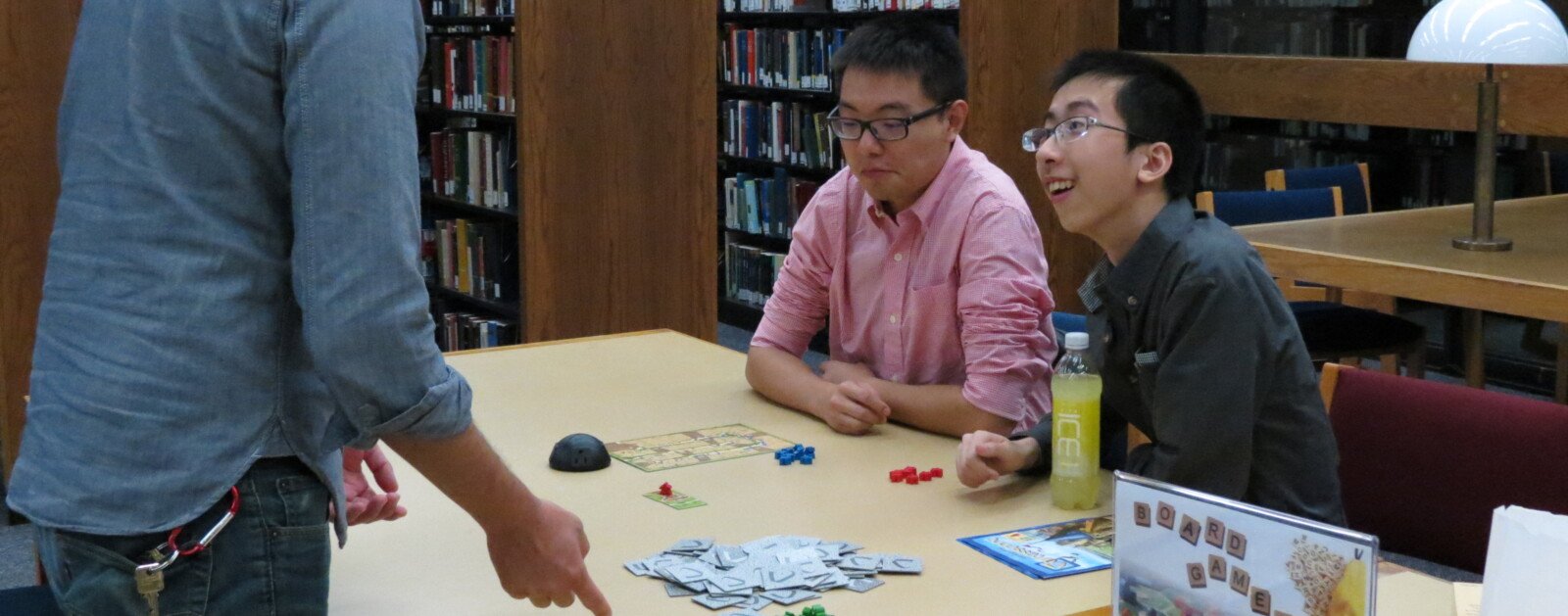 Jeux de société disposés sur une table, illustration des animations de Bottière en jeu
