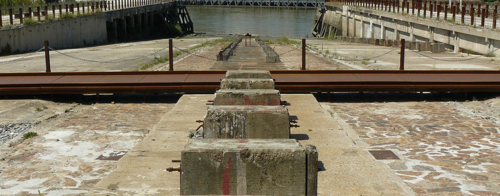 Ancienne cale numéro 2 des chantiers Dubigeon à Nantes, lieu fondateur de l'association La Cale 2 l'Île, photo d'archives de 2009