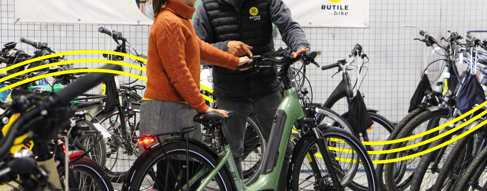 Conseil autour d’un vélo électrique reconditionné dans un showroom Rutile.bike