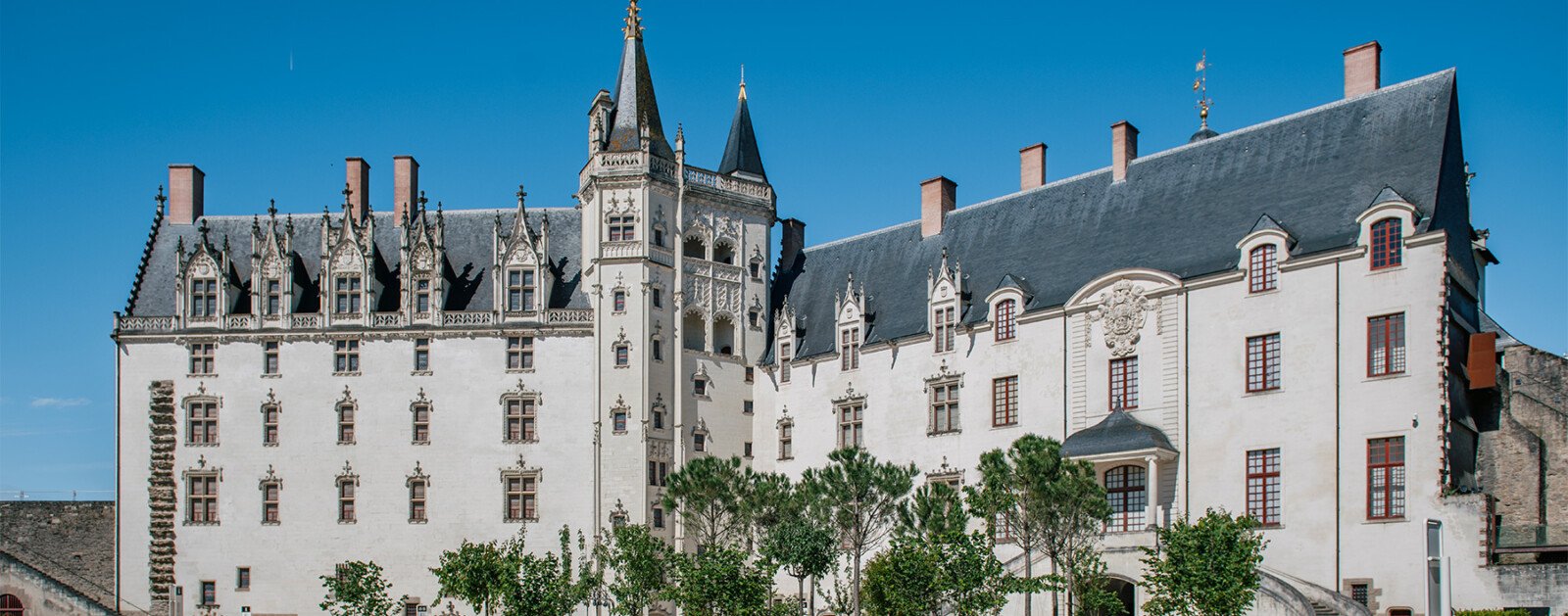 Cour et façades du Château des ducs de Bretagne à Nantes, où est exposée l'œuvre Cimetière en cheveux