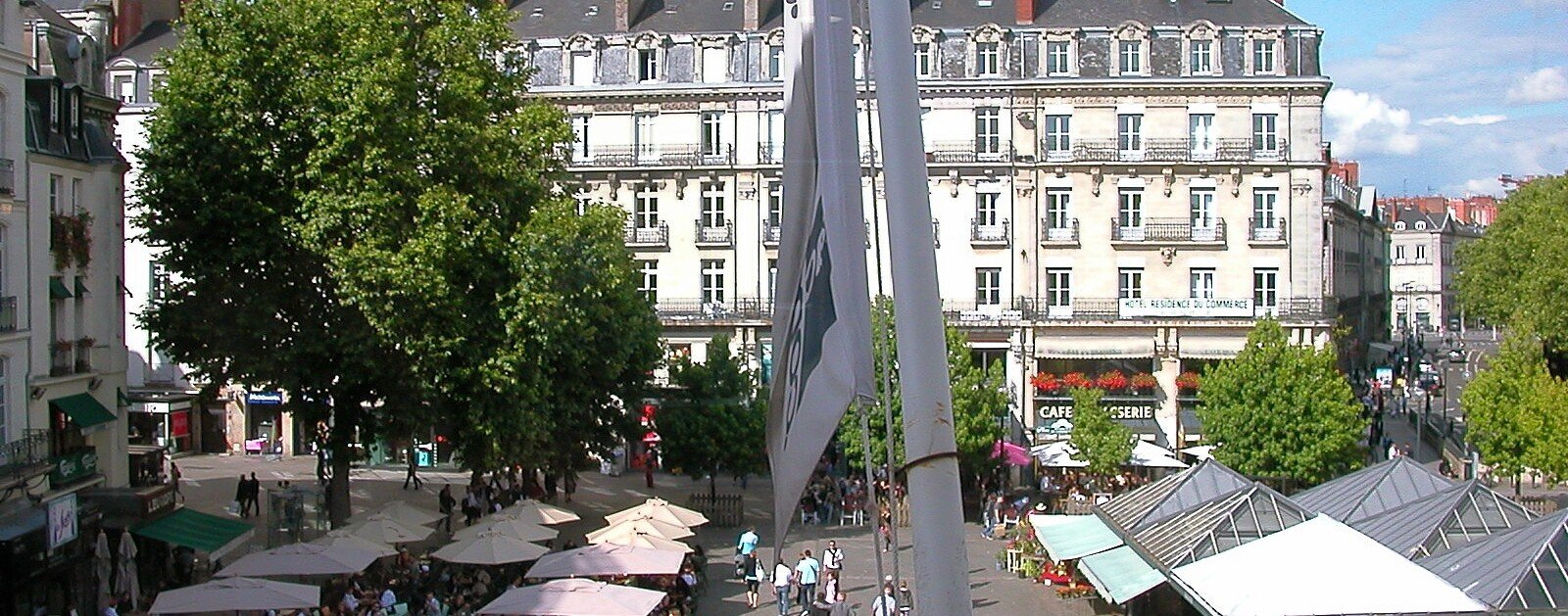 Vue de la place du Commerce à Nantes et de ses commerces depuis l'ancien palais de la Bourse