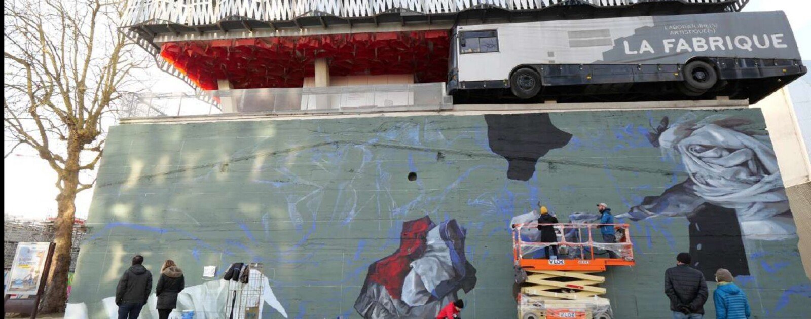 Création d'une fresque de street art sur l'île de Nantes, illustration de la scène urbaine locale