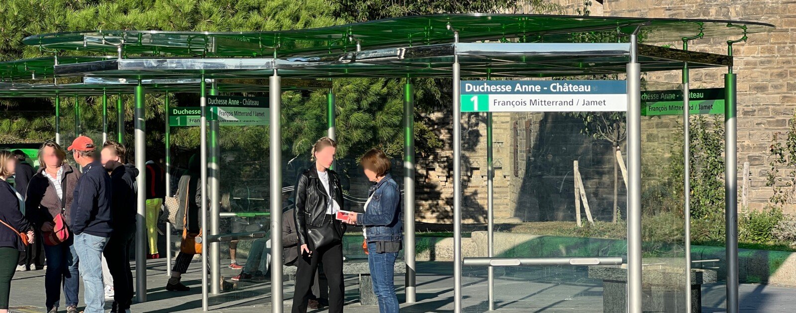 Tramway nantais à la station Duchesse-Anne, illustration des déplacements en autonomie