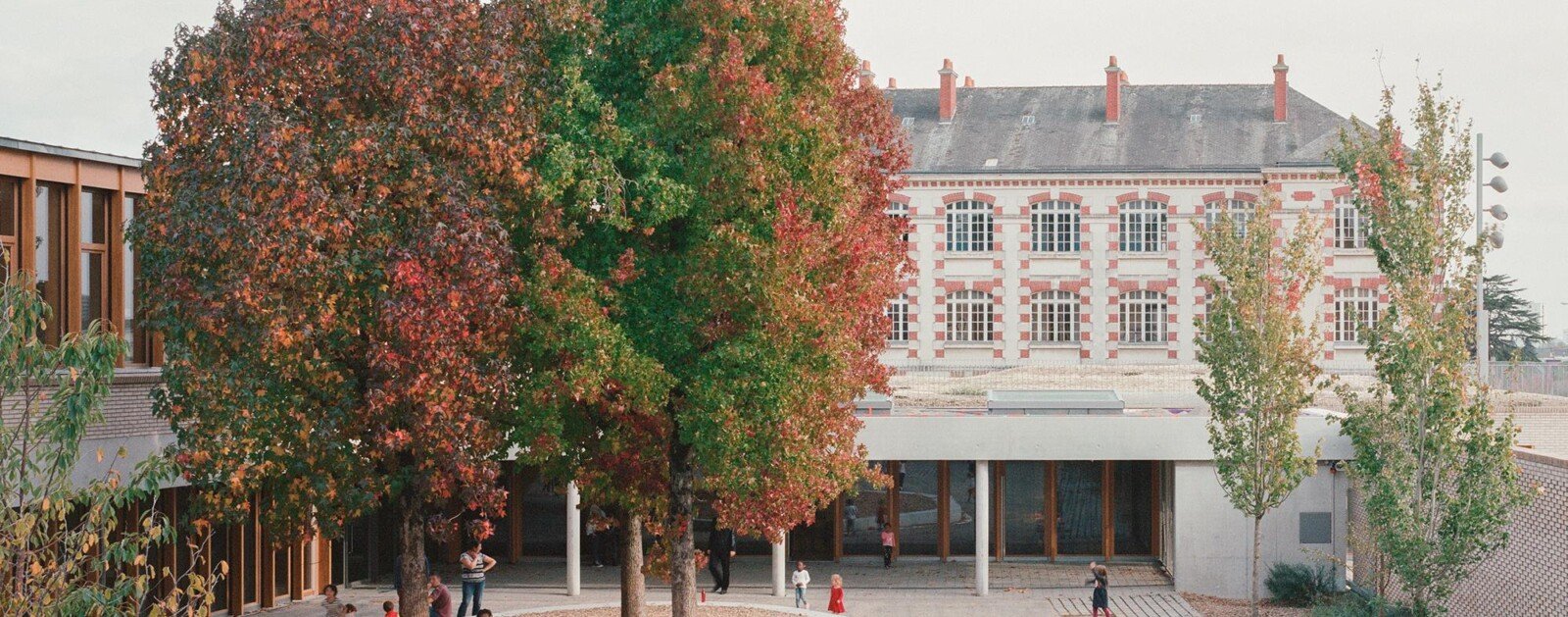 Cour de l'école Alice-Guy à Nantes, une architecture scolaire mêlant bâti ancien et aménagements contemporains