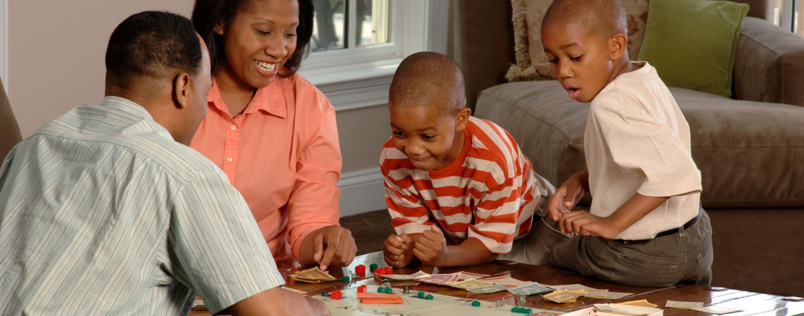 Famille réunie autour d’un jeu de société, illustration de la Fête des enfants