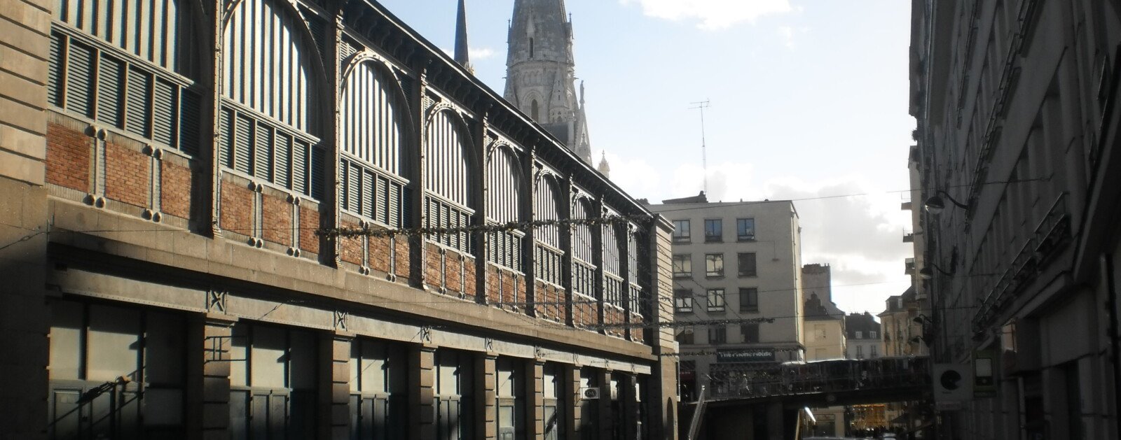 Ancien marché de Feltre vu depuis la rue de l'Arche-Sèche à Nantes