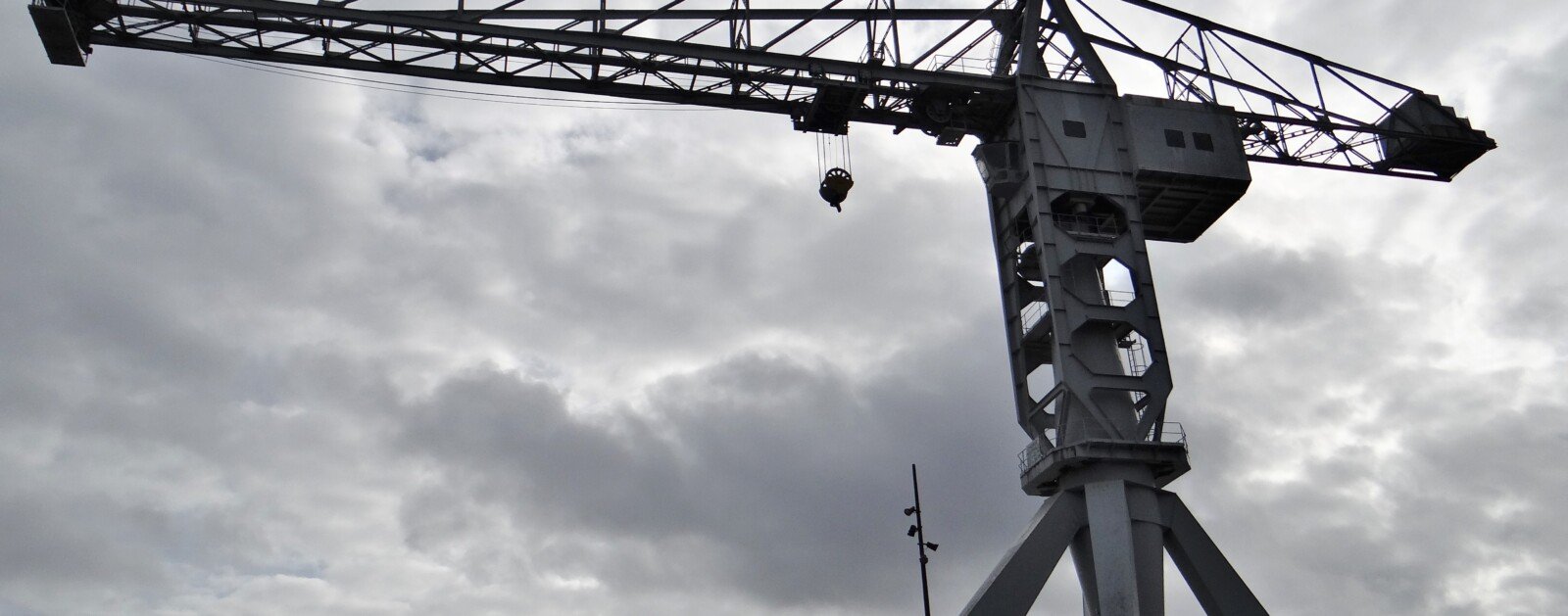 Grue Titan grise, monument historique du quai Wilson sur l’île de Nantes