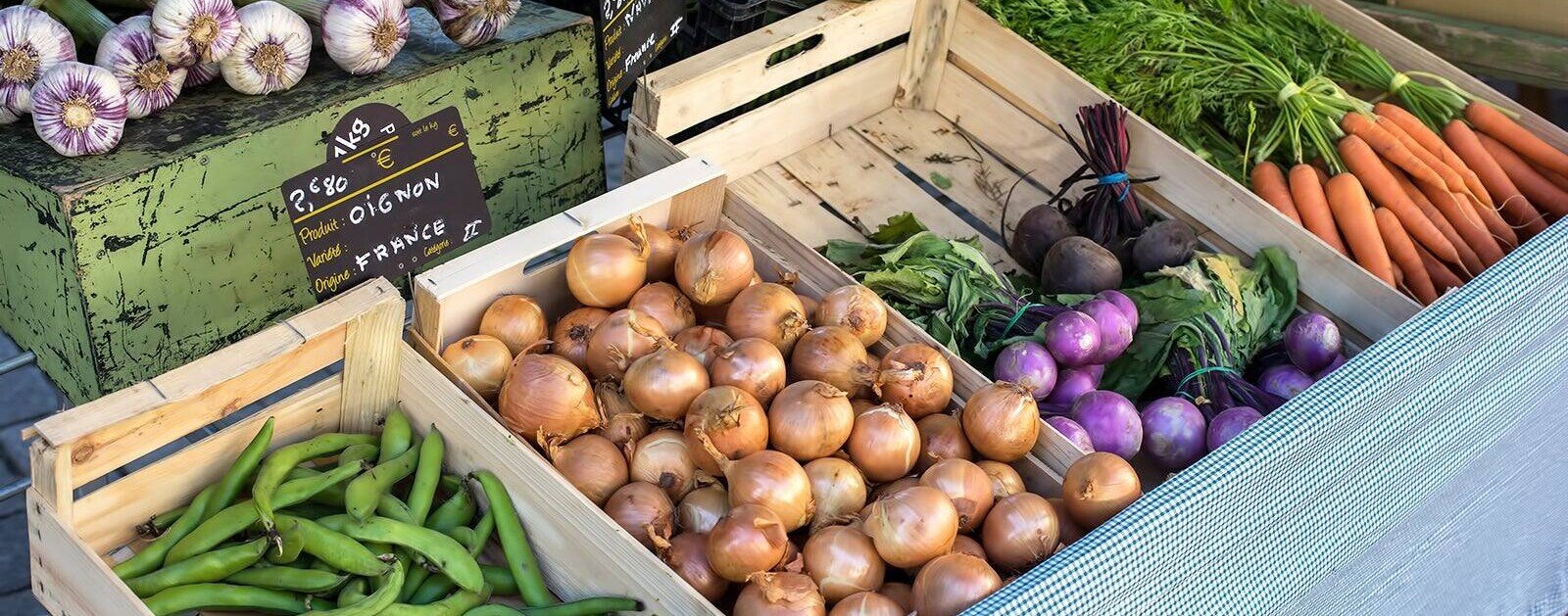 Étal de légumes frais sur un marché nantais