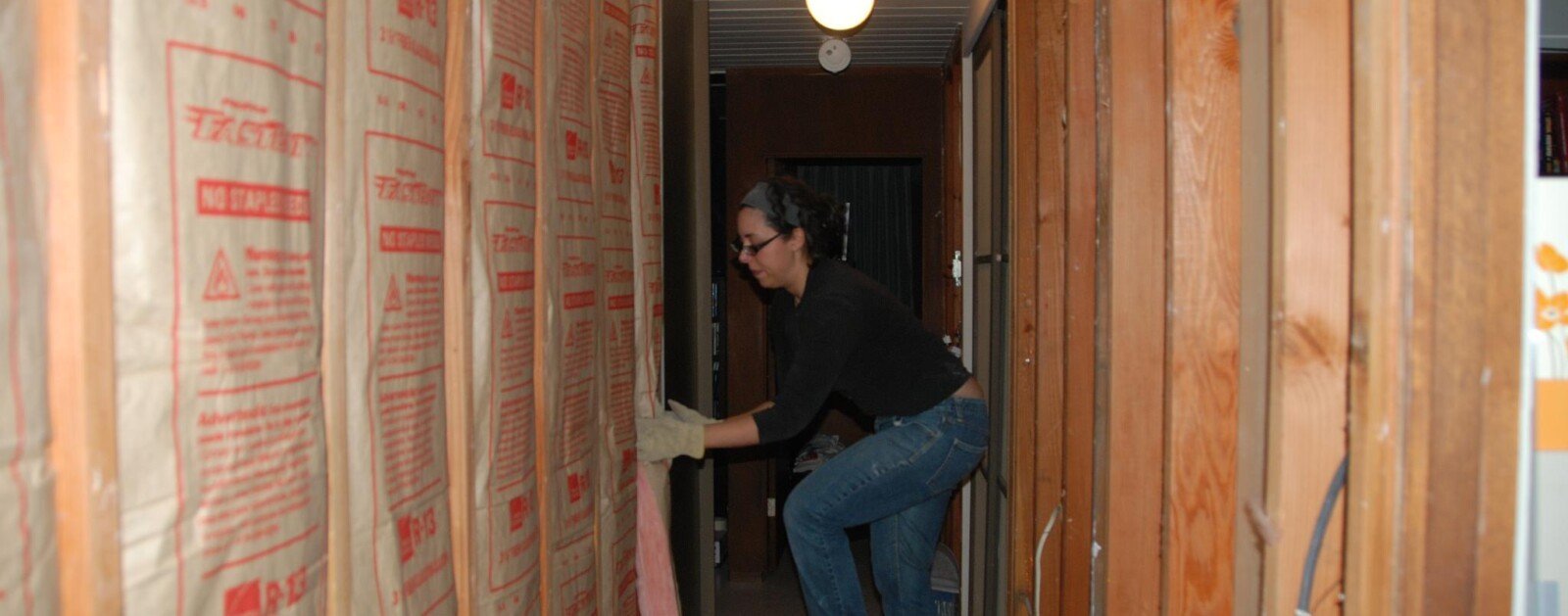 Pose d’isolant dans un logement en rénovation énergétique
