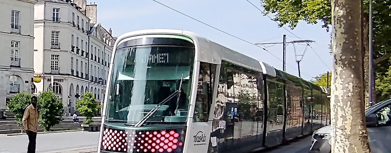 Un tramway Naolib à la station Bouffay dans le centre-ville de Nantes