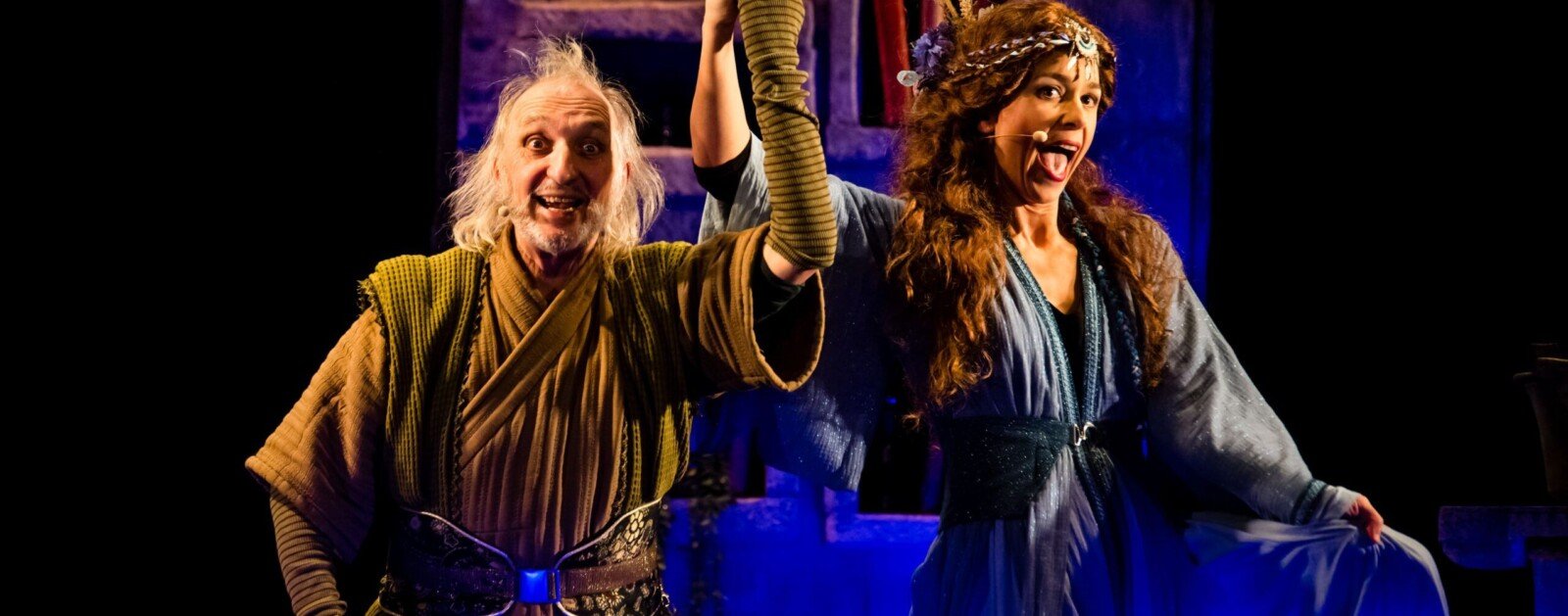 Comédiens sur scène dans la pièce Merlin, les nouvelles aventures au Théâtre 100 Noms