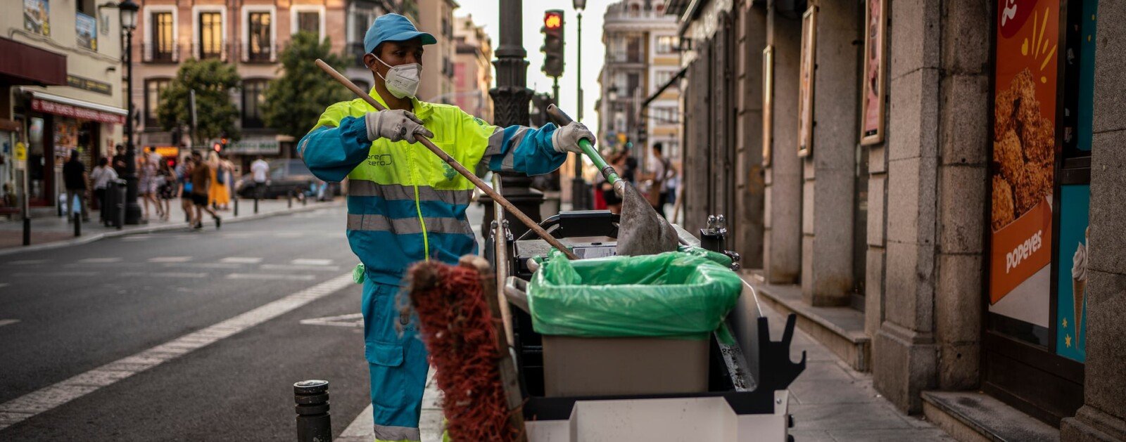 Agent de propreté urbaine nettoyant une rue