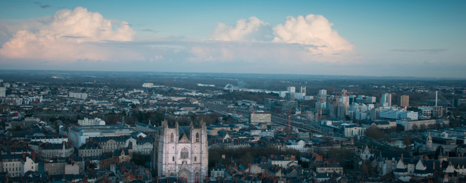 Vue aérienne de Nantes pour illustrer la participation citoyenne métropolitaine