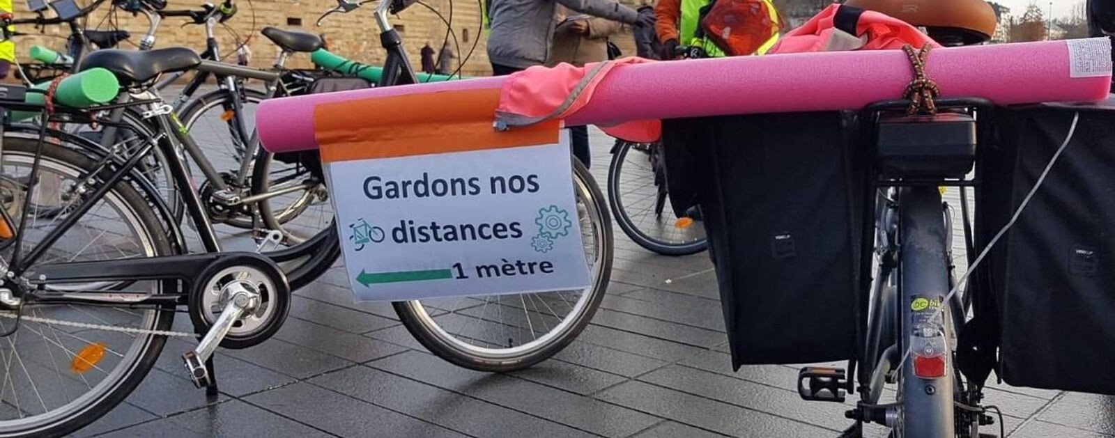 Action de sensibilisation de Place au Vélo à Nantes en 2019 : des cyclistes utilisent des frites de piscine pour montrer les distances de sécurité