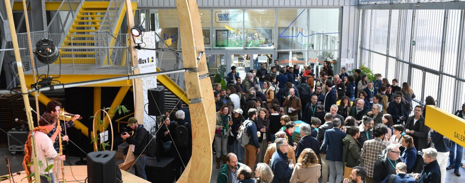 Public réuni aux Halles 1&2 à Nantes lors d'un événement de la Samoa