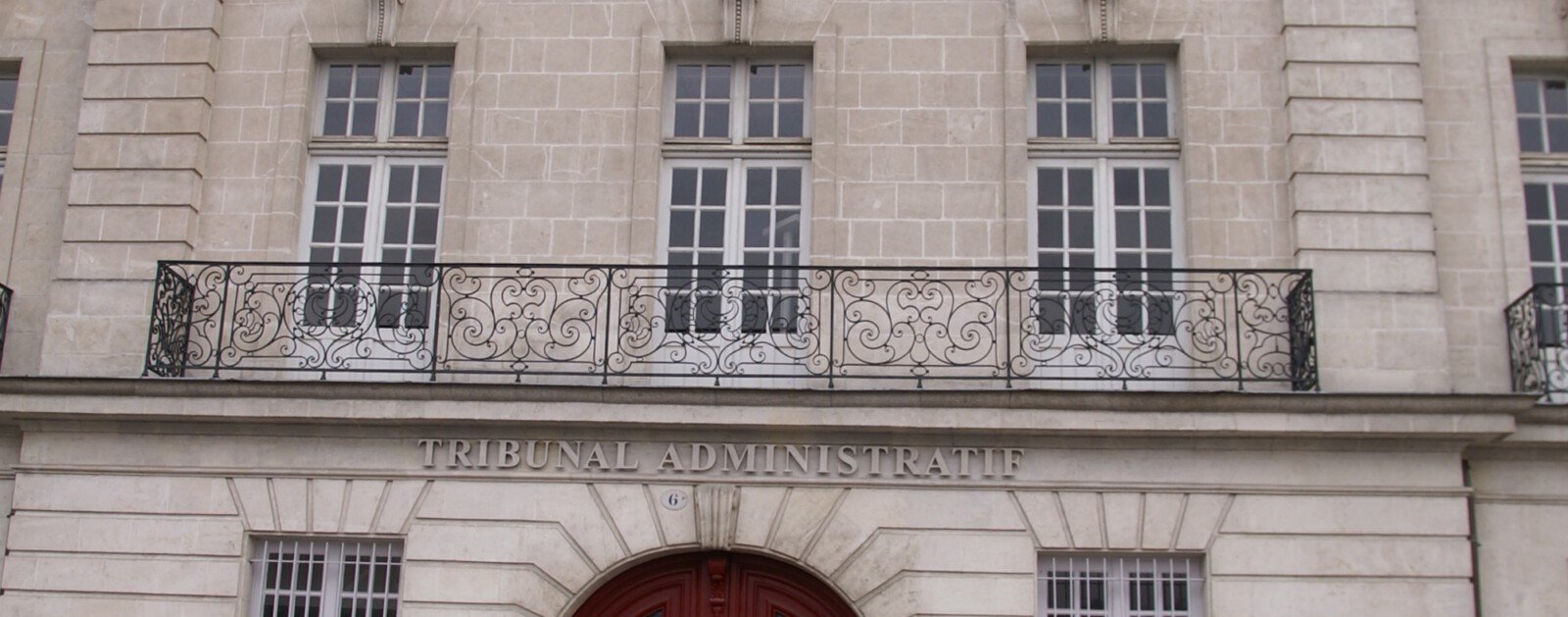 Entrée du tribunal administratif de Nantes, auteur Pymouss, photographie d'archives