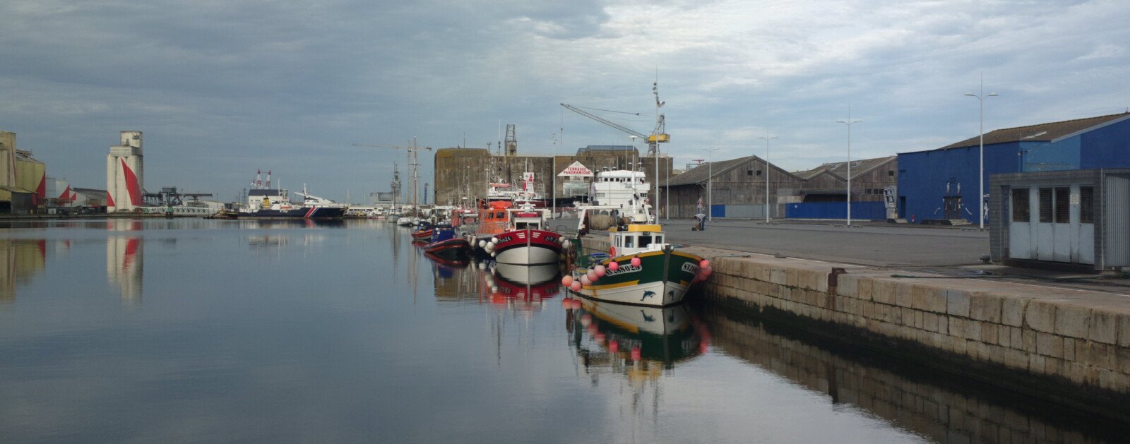 Vue d'archive des installations du port de Saint-Nazaire, photographie illustrative des activités portuaires ; ne représente pas la grève annoncée du 5 novembre.
