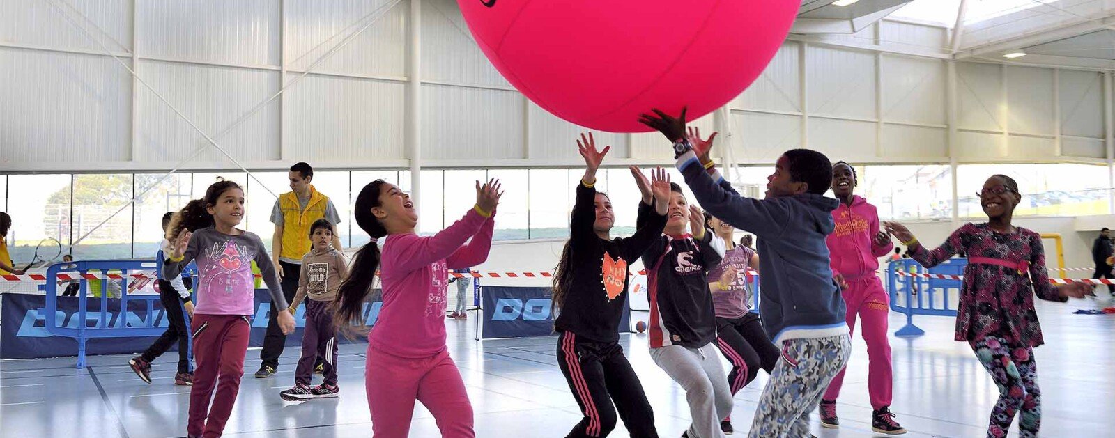 Enfants participant à une animation sportive encadrée dans un gymnase de Nantes