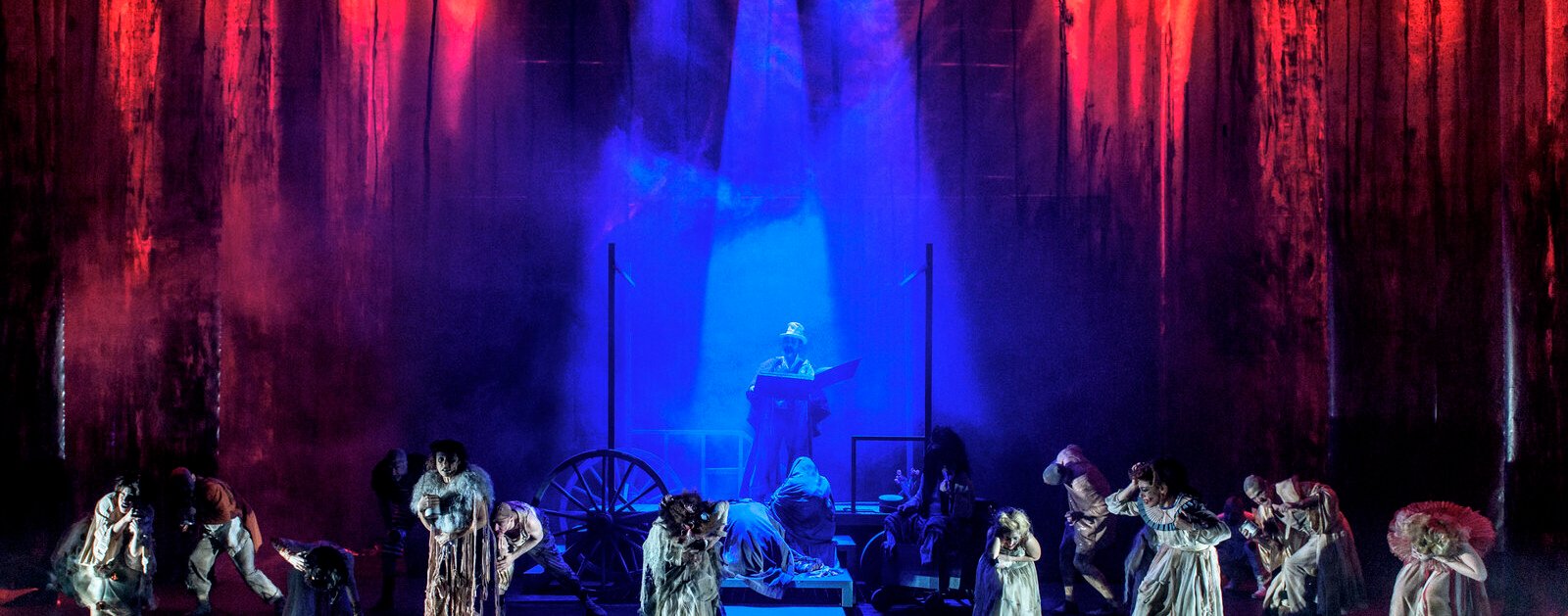 Comédiens en représentation sur une scène de théâtre