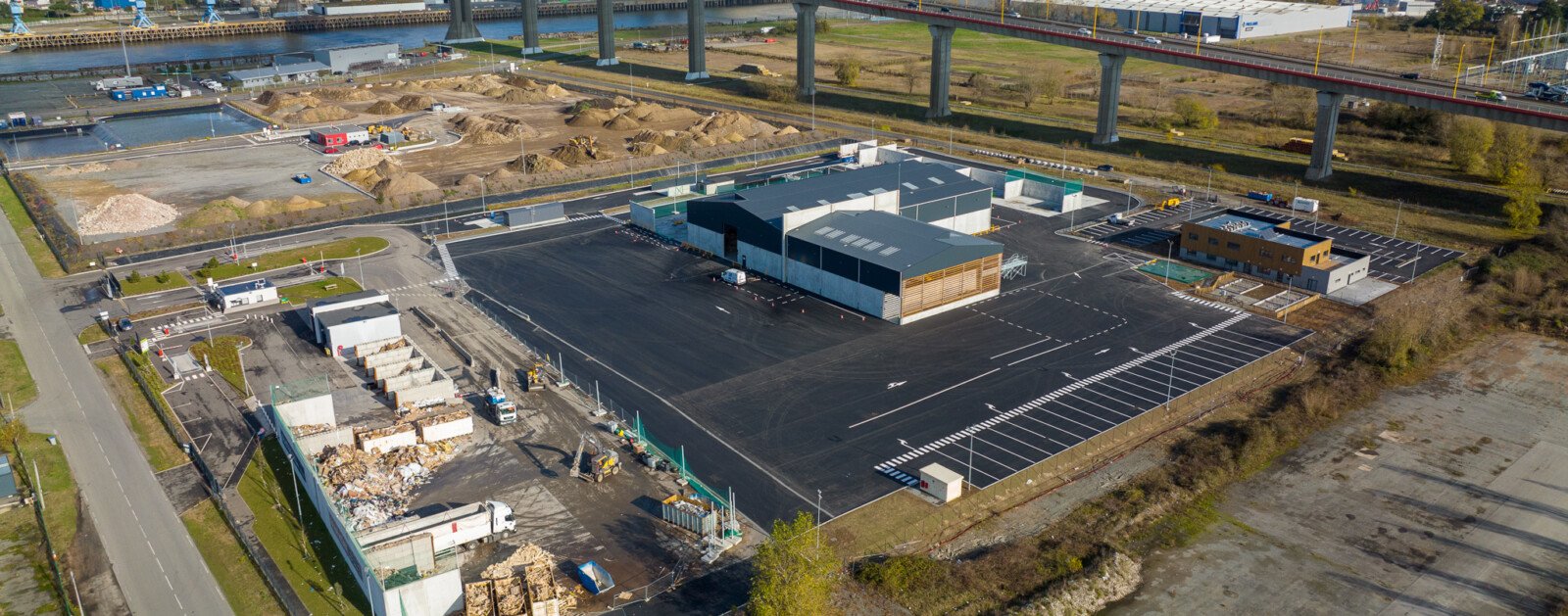 Vue aérienne réelle d'une plateforme Suez de recyclage des déchets d'entreprises à Cheviré