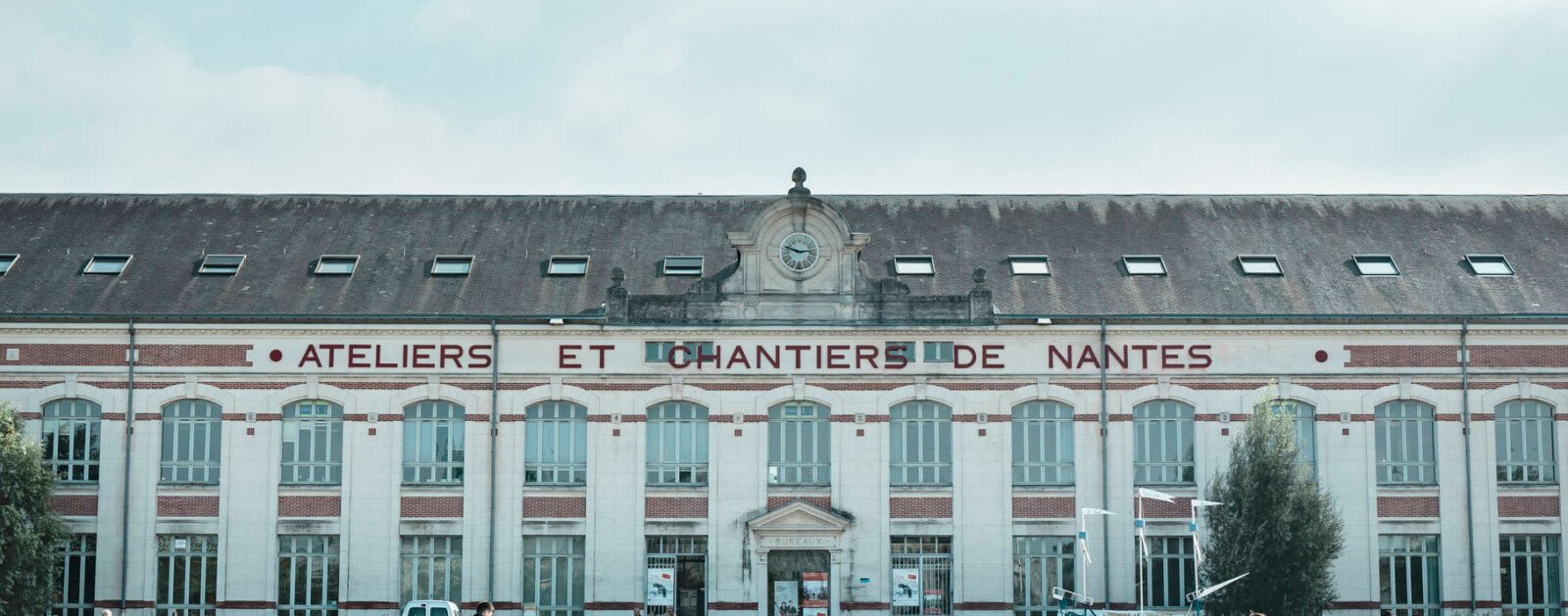 Façade des Ateliers et Chantiers de Nantes sur l'île de Nantes, bâtiment de l'Université permanente