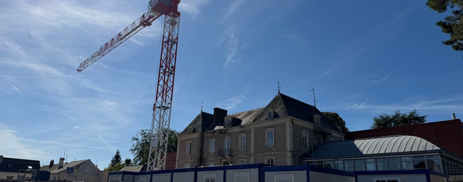 Grue et installations du chantier de rénovation de La Chesnaie, devant les bâtiments de l’établissement à Nozay