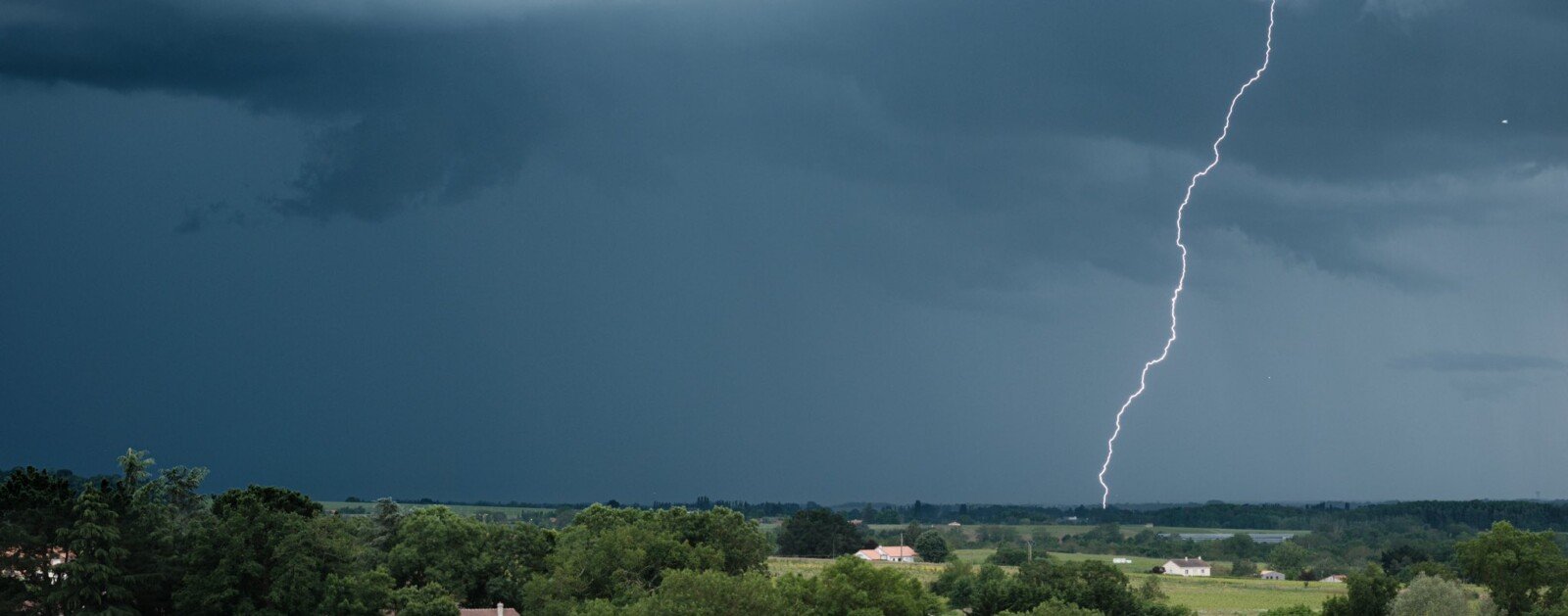 Ciel d’orage au-dessus de vignes en Loire-Atlantique