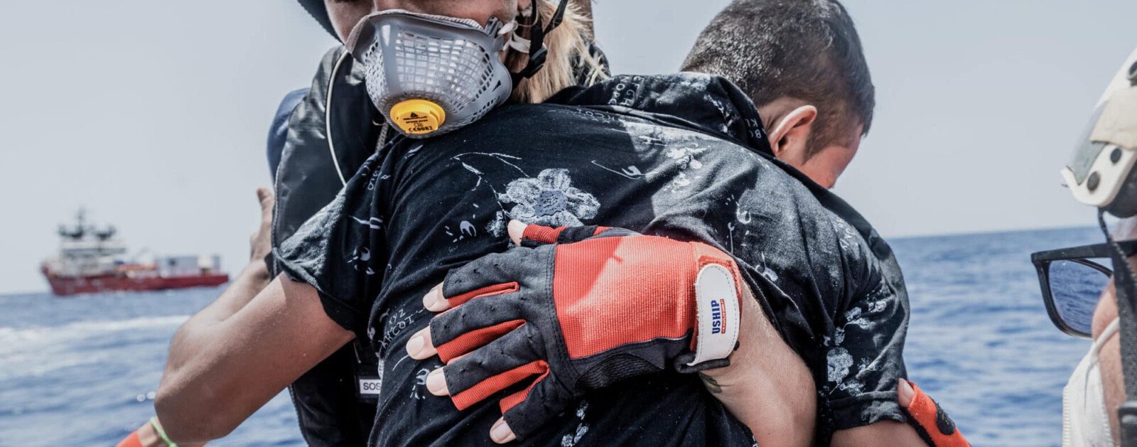 Un membre de SOS MEDITERRANEE serre dans ses bras une personne secourue en mer