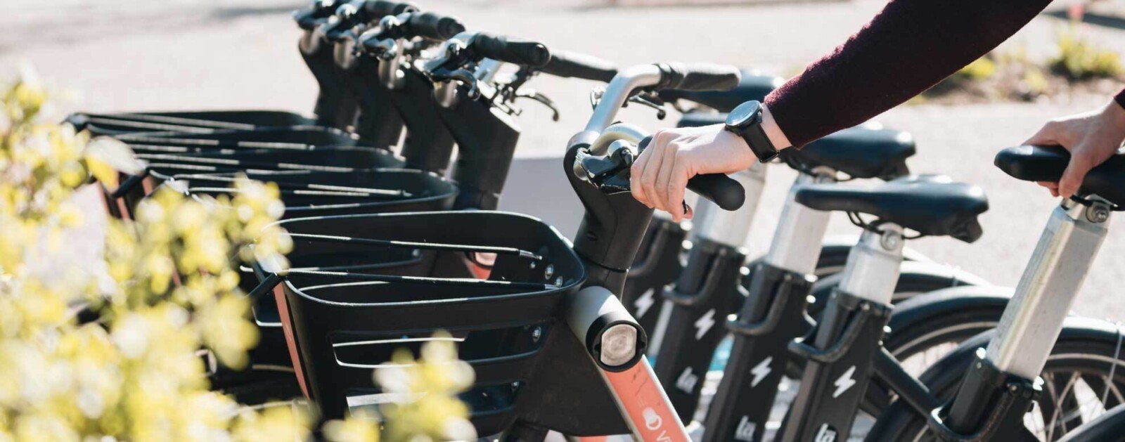 Station de vélos électriques en libre-service, image d'illustration du concept de location urbaine