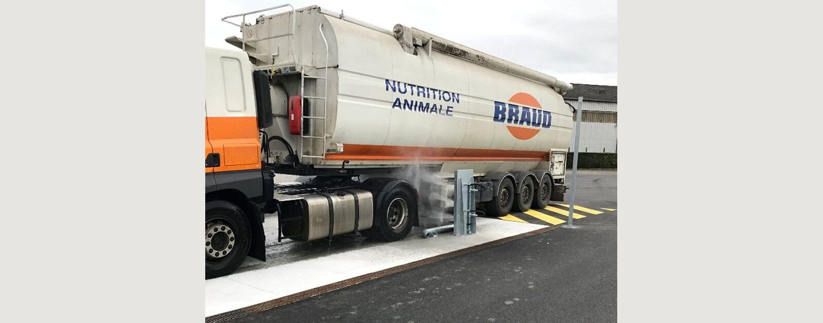 Station de désinfection d'un camion industriel, photographie documentaire du procédé de lavage, non du projet envisagé en Loire-Atlantique