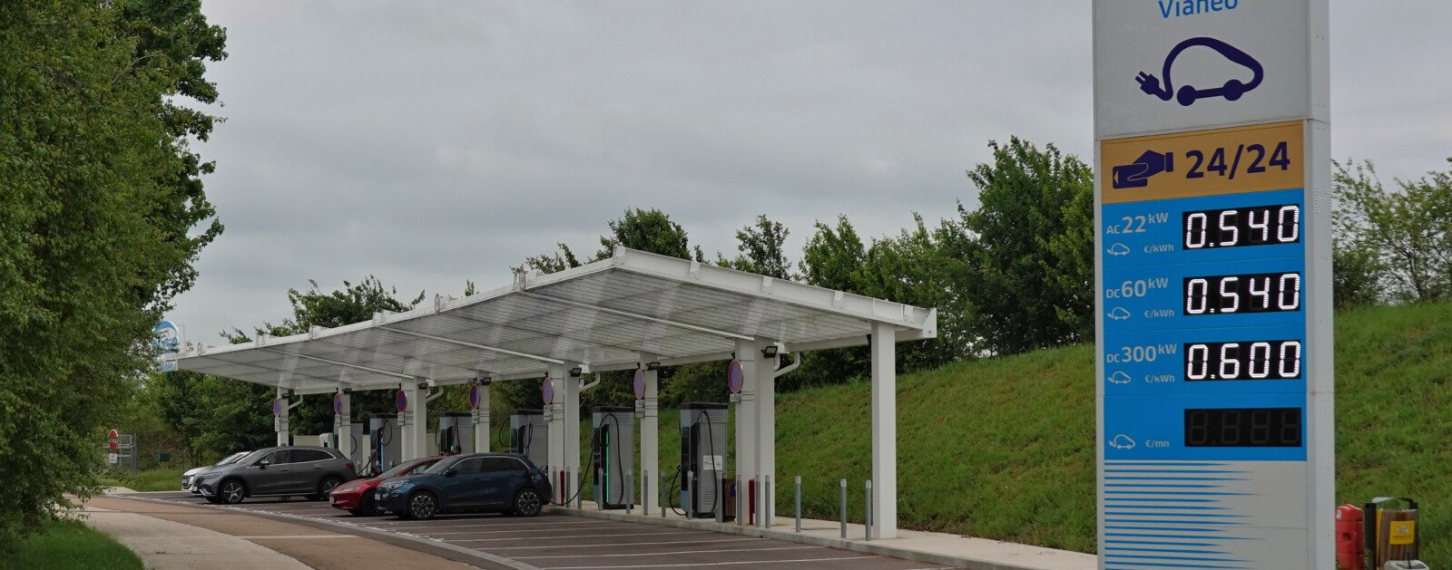 Voiture électrique sur une station de recharge en France