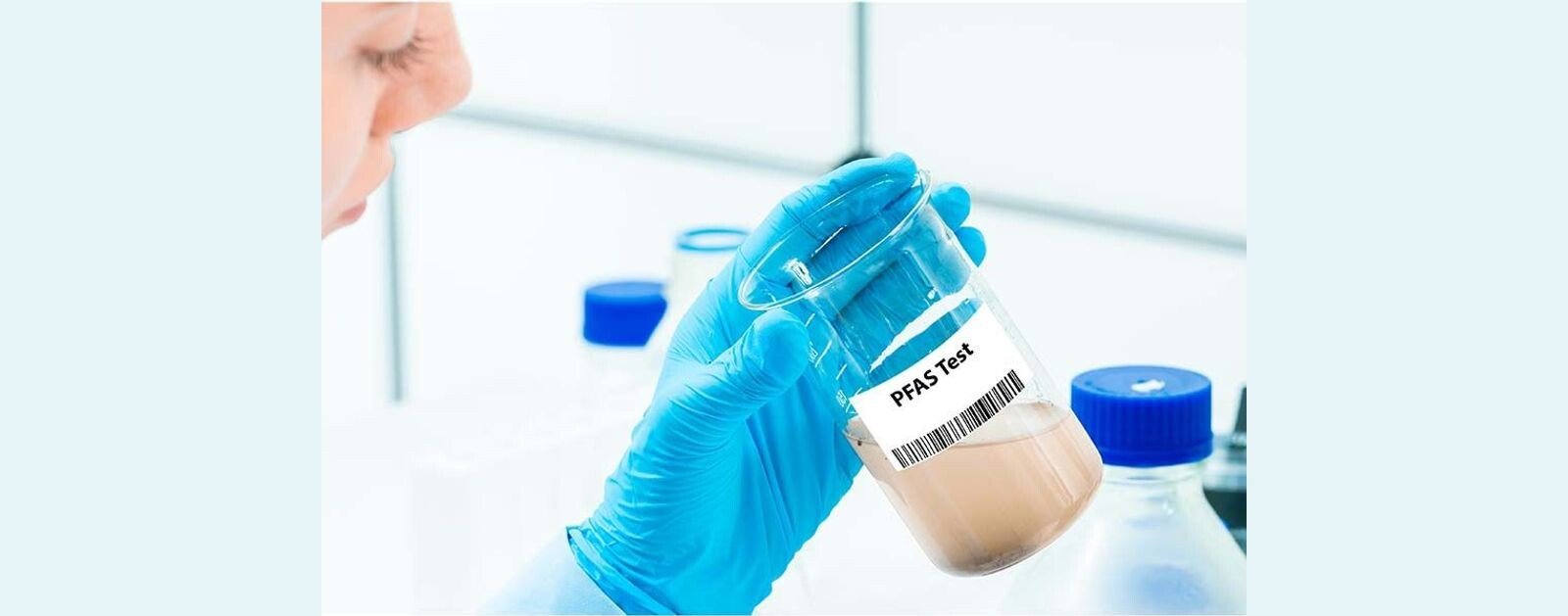 Prélèvement en laboratoire pour le contrôle des PFAS dans l'eau potable, visuel documentaire Maires de France