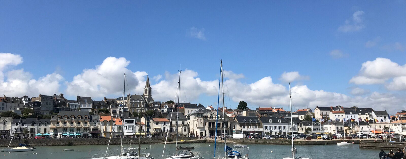 Port de Pornic et ses bâtiments en Loire-Atlantique, photographie réelle d'illustration