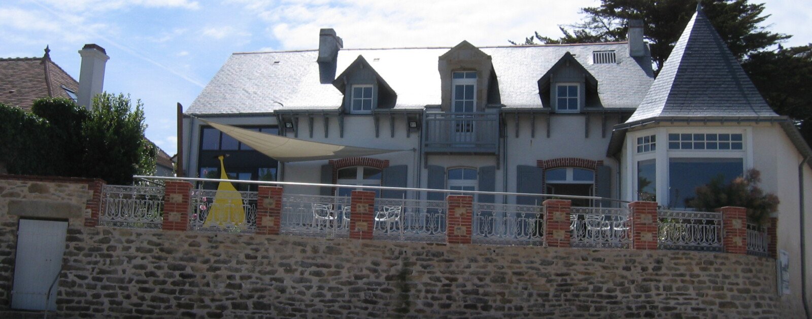 Vue extérieure du musée Bernard-Boesch depuis le bord de mer au Pouliguen