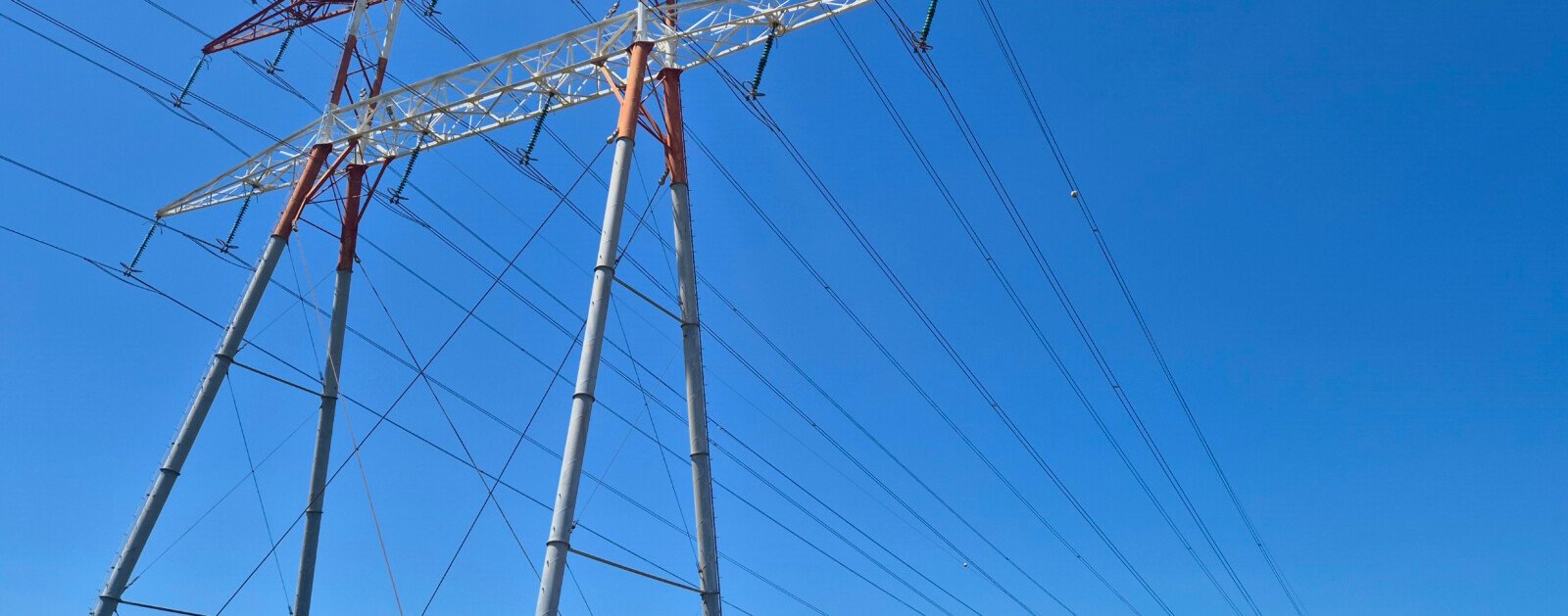 Pylône électrique à très haute tension illustrant le réseau de transport d'électricité
