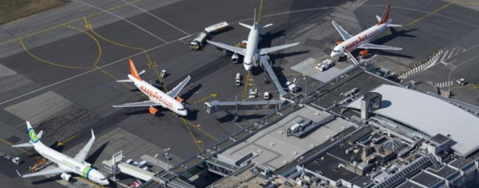 Vue aérienne réelle des avions et des installations de l'aéroport Nantes-Atlantique, photographie d'archive de l'ACNUSA