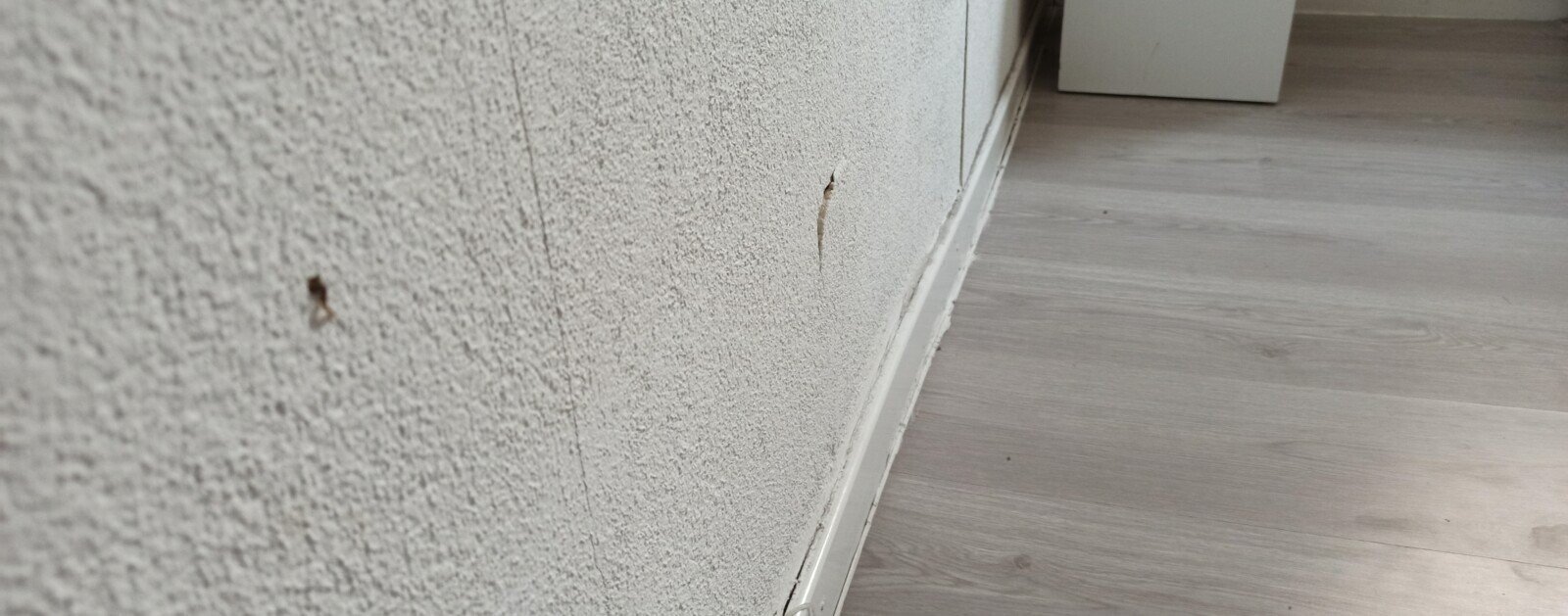 Photographie d'archive d'une fissure réelle sur un mur, prise hors de Quilly et utilisée pour illustrer les dégâts possibles sur les maisons